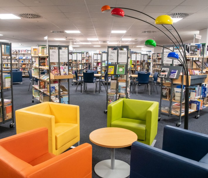 Blick in den Lernort Bibliothek Buer, Regale und bunte Sessel