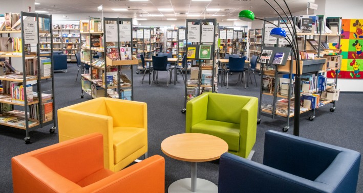 Blick in den Lernort Bibliothek Buer, Regale und bunte Sessel