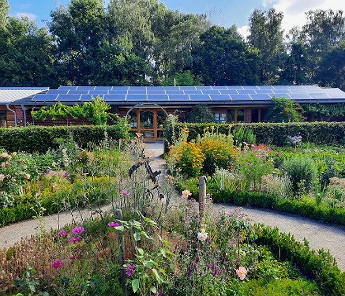 Ansicht: Bauerngarten und Gebäude des Biologischen Zentrums