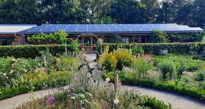 Ansicht: Bauerngarten und Gebäude des Biologischen Zentrums
