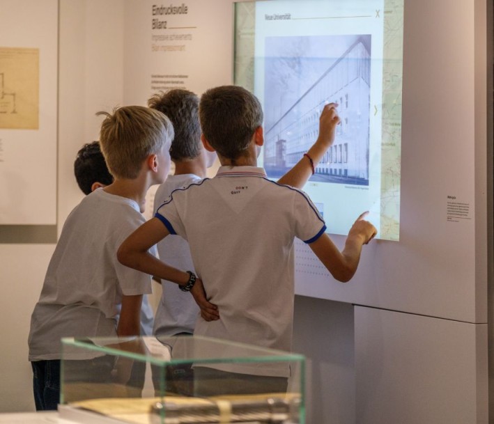 Eine Gruppe Kinder in der Ausstellung über Konrad Adenauer