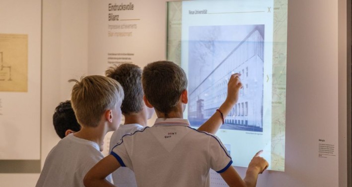 Eine Gruppe Kinder in der Ausstellung über Konrad Adenauer