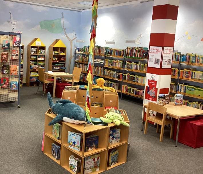 Kinderbücherei der Bücherei Eller, Bücherregale, Bilderbuchschiff, Sitzgelegenheiten, Wände maritim bemalt