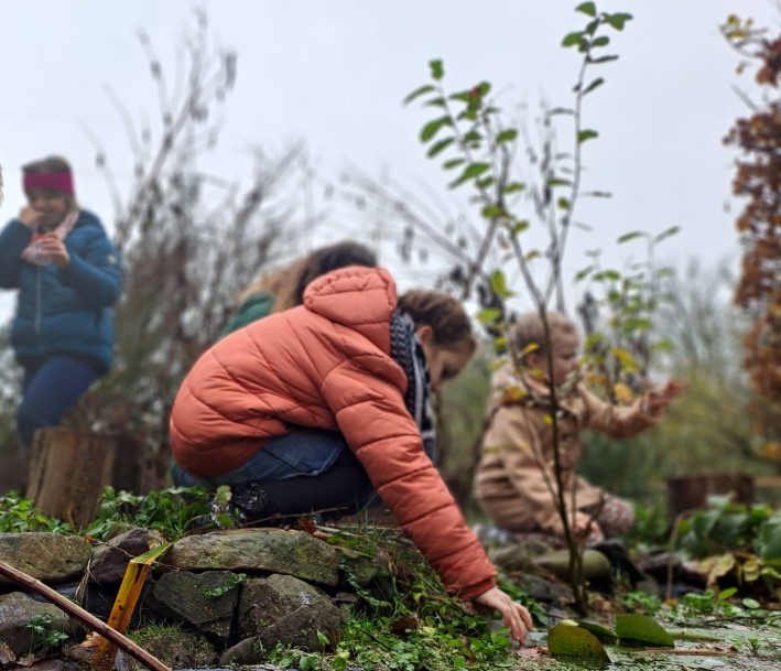 Foto: Hof Wessels Kinder forschen am Wasser auf dem außerschulischen Lernort und BNE Regionalzentrum Hof Wessels