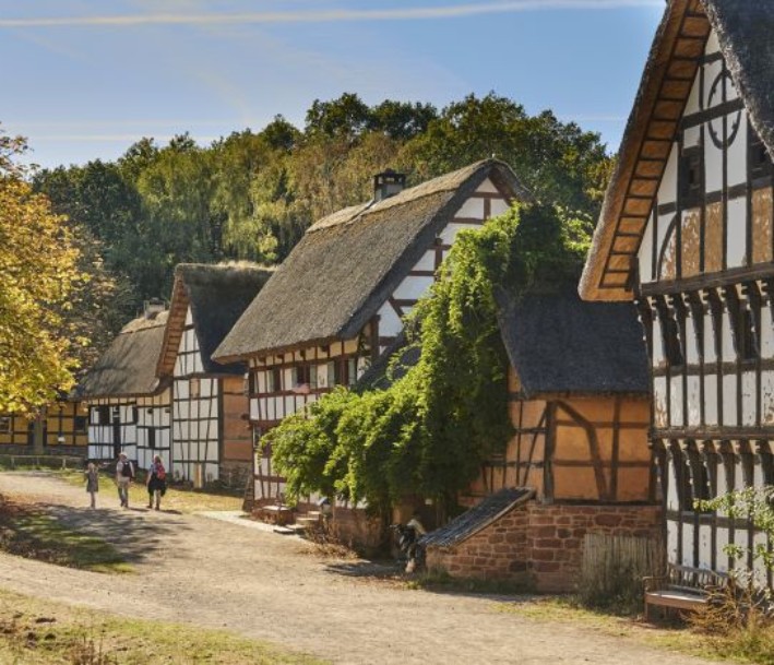 Straßenzug der Baugruppe Eifel im LVR-Freilichtmuseum Kommern