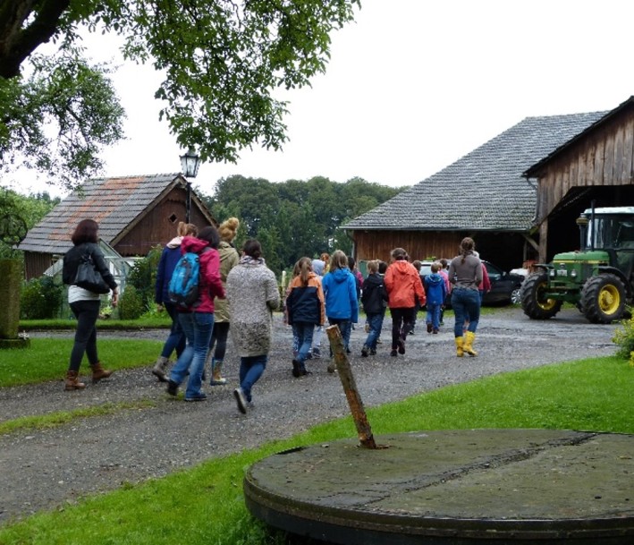 Raus auf den Bauernhof: Eine Klasse zu Besuch bei Kuh und Co