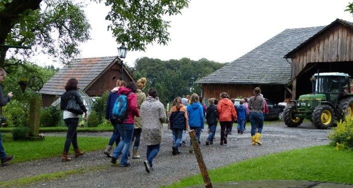 Raus auf den Bauernhof: Eine Klasse zu Besuch bei Kuh und Co
