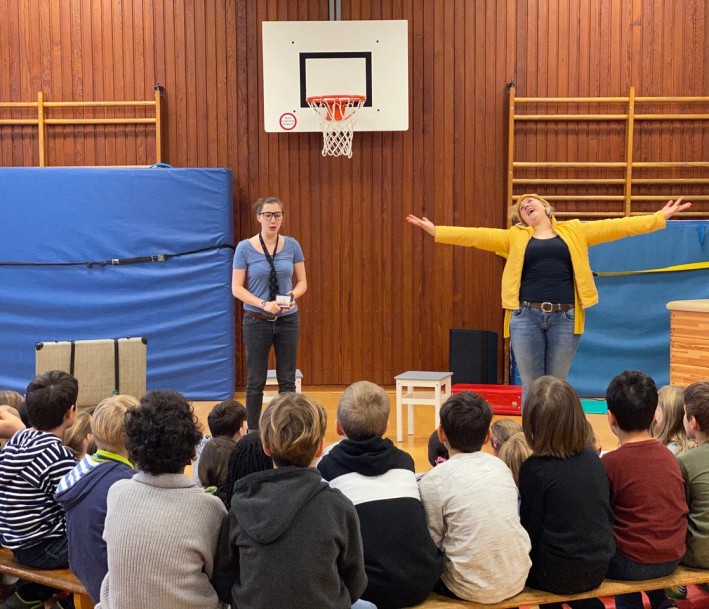Das Foto zeigt eine Aufführung des theaterpädagogischen Programms »Ernährungshelden« in einer Turnhalle einer Schule.