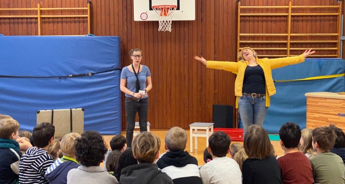 Das Foto zeigt eine Aufführung des theaterpädagogischen Programms »Ernährungshelden« in einer Turnhalle einer Schule.