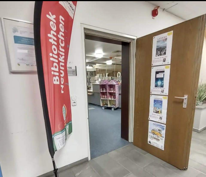 Eingangstür Bibliothek im Rathaus