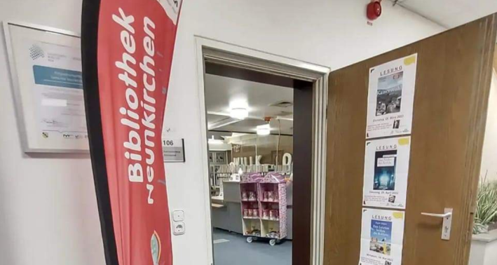 Eingangstür Bibliothek im Rathaus