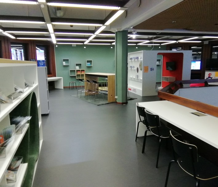 Das Bild zeigt den Arbeitsbereich in Fensternähe im ersten Stock der Stadtteilbibliothek.