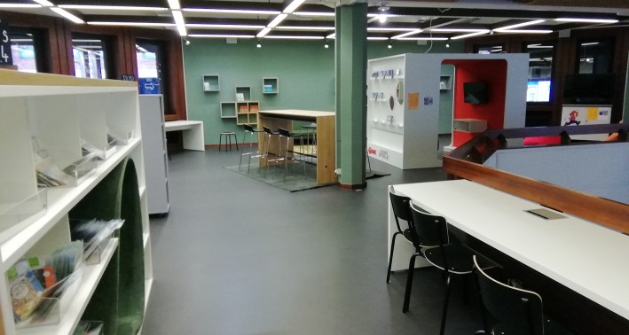 Das Bild zeigt den Arbeitsbereich in Fensternähe im ersten Stock der Stadtteilbibliothek.