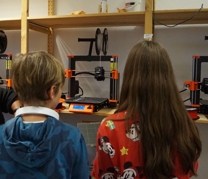 Jugendliche beim 3D-Druck Workshop im Fab Lab Siegen