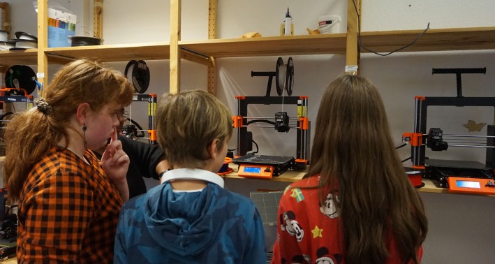 Jugendliche beim 3D-Druck Workshop im Fab Lab Siegen